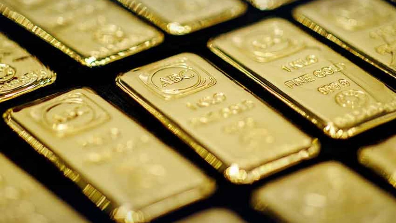 Gold-falls-on-stronger-dollar